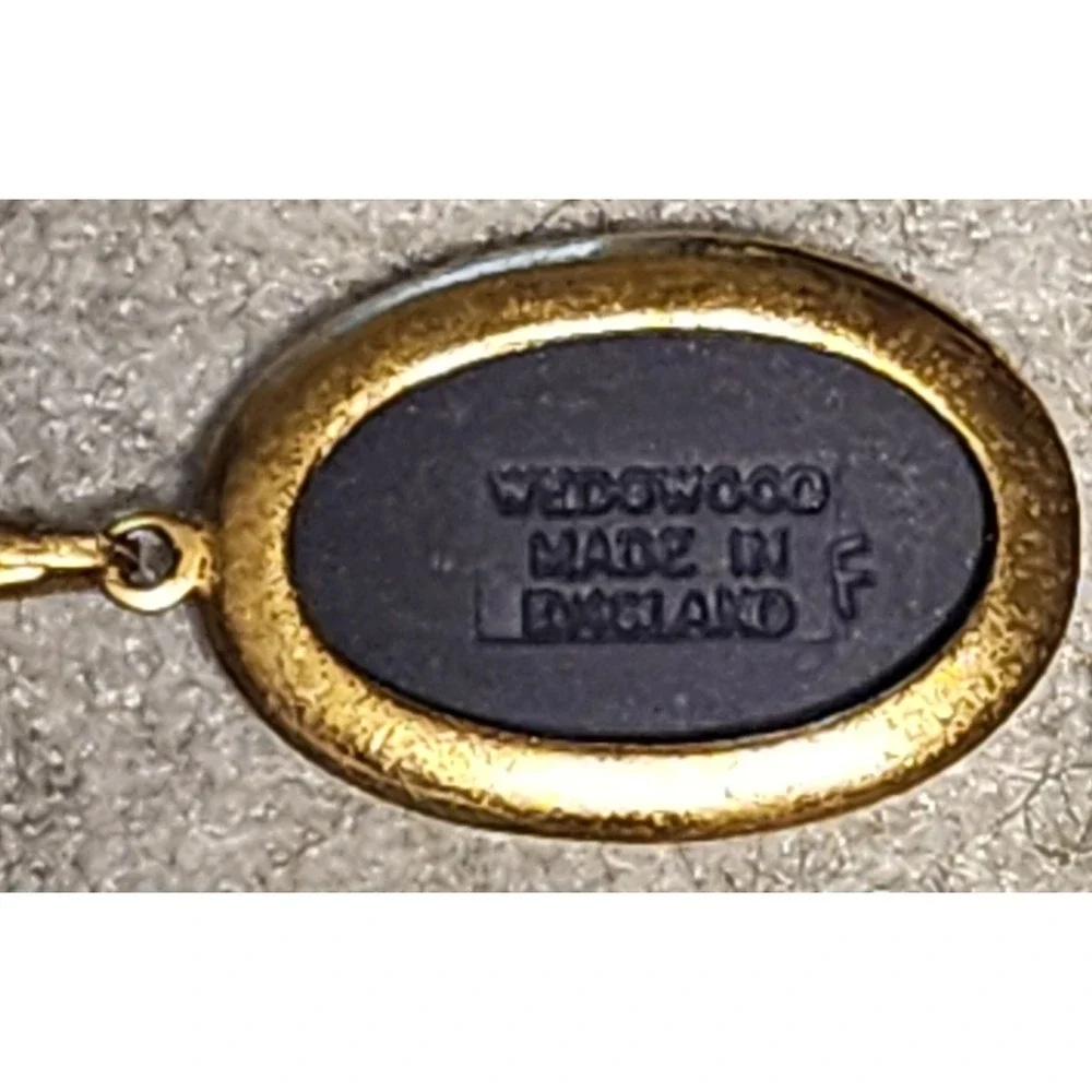 VTG Wedgwood Dark Blue Jasperware Oval Pendant Necklace Gold Tone 18 in